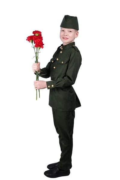 Αγόρι Στρατιωτική Στολή Κρατά Ένα Μπουκέτο Από Κόκκινα Λουλούδια Στο — Φωτογραφία Αρχείου