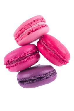 Macaron piramit düşüyor, beyaz arka plan üzerinde üç pembe tanımlama bilgileri