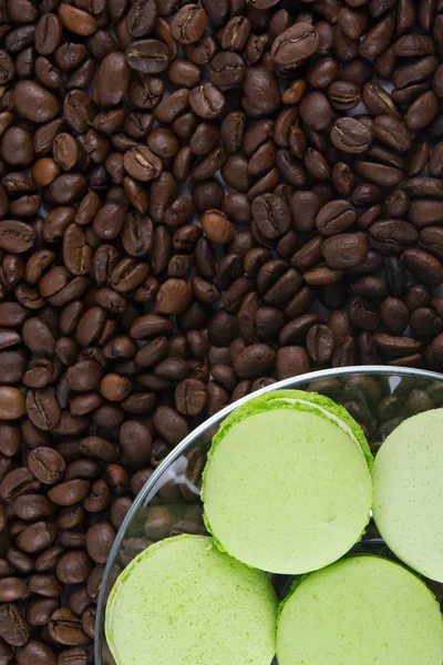 Fundo Grãos Café Encontram Biscoitos Sabor Maçã Macaron — Fotografia de Stock