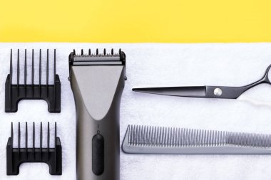 Beyaz havlu elektrikli saç kesme makinesi ve Kuaför makas