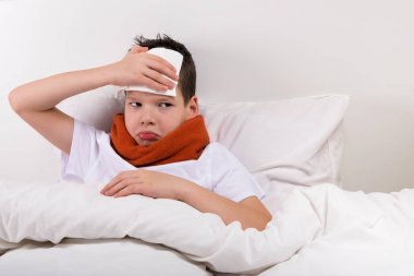 yatakta çocuk başını yüksek vücut sıcaklığında tutar.