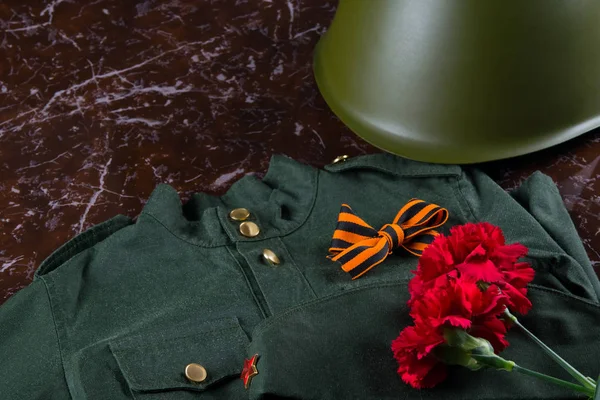Červené Karafiáty Mramoru Uniformu Stuha George Helmu Jako Pozadí Května — Stock fotografie