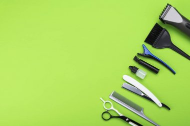 yeşil bir arka plan bir köşede yatıyor 8 nesneleri üzerinden kesim saç için ayarla