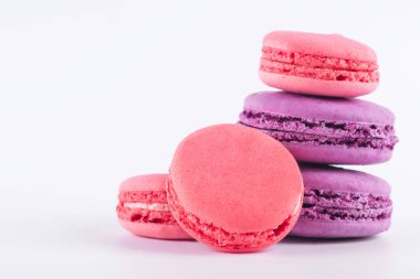 pembe ve mor bisküvi makarna üzerine beyaz izole kümesi