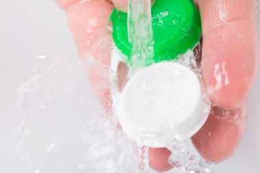 su akışı altında lensler depolamak için kapsayıcı yıkama