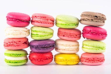 Beyaz arka plan üzerinde renkli macaron tanımlama kümesi