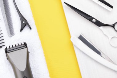 saç kesme yalan üzerine sarı bir arka plan üzerinde beyaz bir havlu için Araçlar