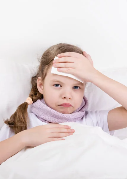 Dziewczynka Bólem Gardła Leży Łóżku Porady Kompres Ból Głowy — Zdjęcie stockowe