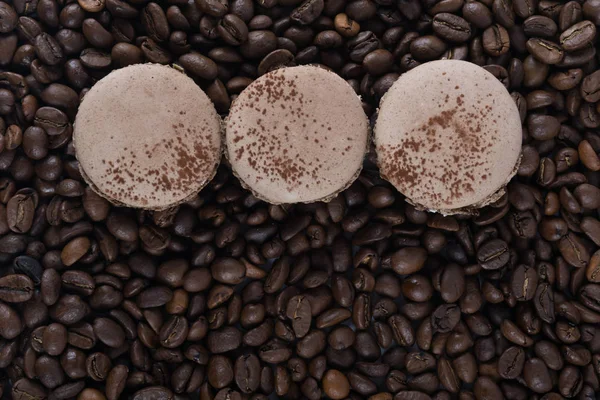 Три Кофе Печенье Лежат Ряд Центре Фоне Зерна Кофе — стоковое фото