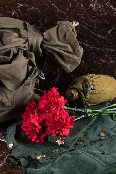 Technika Armijna Umundurowanie Kolby Torba Czerwone Kwiaty Leżą Tle Brązowy — Zdjęcie stockowe