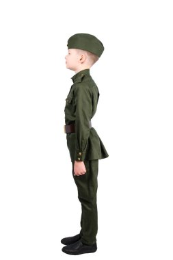 çocuk çocuk Tekdüzen askeri yana ayakta ve önde, beyaz arka plan önünde arıyor