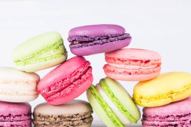 gri bir arka plan üzerinde renkli macaron tanımlama kümesi