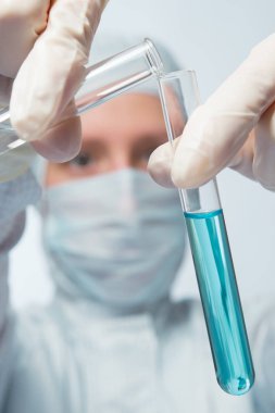 bilim adamı iki test tüpleri ile deneyler yapar
