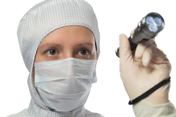 Mujer Traje Protector Blanco Estudiando Sosteniendo Una Linterna Mano Sobre — Foto de Stock