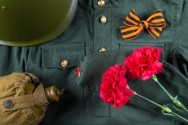 9 Mayıs bir tatile St. George şerit ve askeri elbise arka plan üzerinde iki karanfil