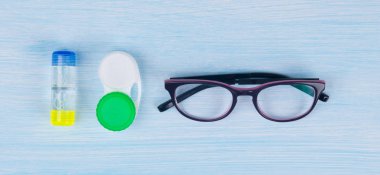 gözlük, dava ve vizyon, mavi ve beyaz arka plan üzerinde geliştirmek için kontak lensler, depolama kapsayıcısı