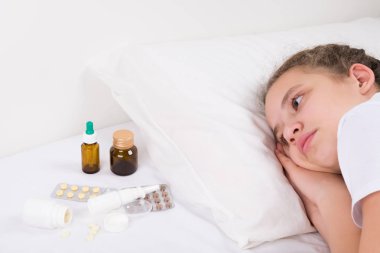 yatakta kız uyuşturucu ve hap çok az görünüyor