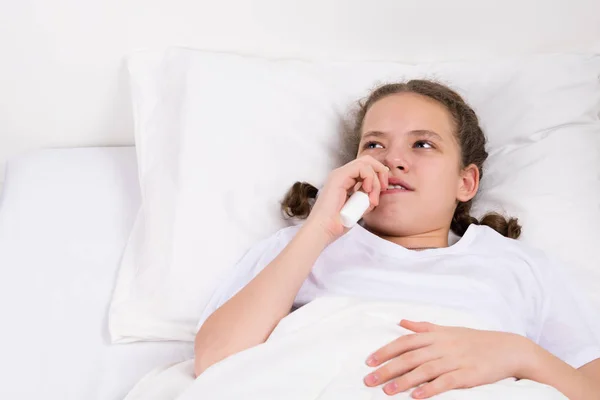 Junges Mädchen Streut Nase Die Nase Nachts Einzuschlafen — Stockfoto