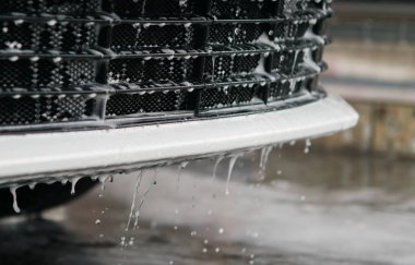 su ve köpük akmak yazıt için yer altındaki arabanın ön