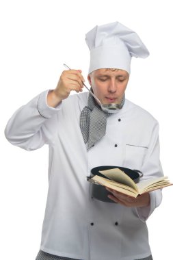 aşçı, bir hazır yemek çalışırken beyaz arka plan üzerinde