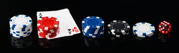 Dwie Karty Ułożone Rzędzie Żetony Pokera Kostki Czarnym Tle — Zdjęcie stockowe