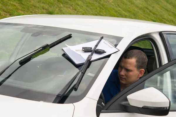 Rejestracja Dokumentów Wynajem Samochodu Dla Innej Osoby — Zdjęcie stockowe