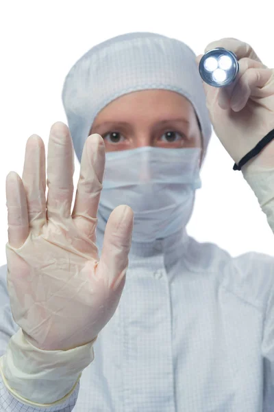 Doctor Guantes Goma Sosteniendo Una Linterna Mano Sobre Blanco — Foto de Stock