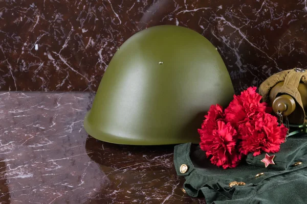 Uniforme Militar Capacete Verde Monumento Com Flores Vermelhas — Fotografia de Stock