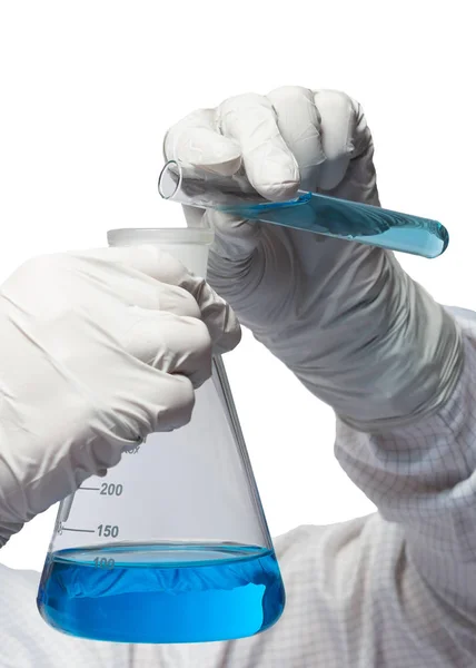 Ręce Rękawiczkach Gumowych Wlać Niebieski Chemicznych Cieczy Kolbie Białym Tle — Zdjęcie stockowe