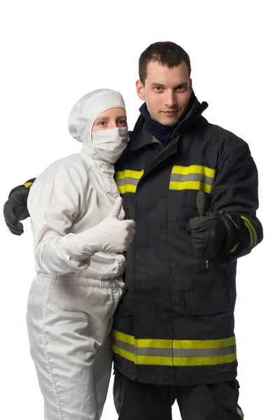 男人和女人在防护服是保持他们的拇指 在白色背景 — 图库照片