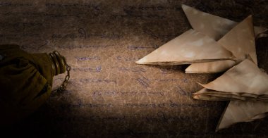 eski harflerle yazıt ile doku arka plan üzerinde bir şişesi ve üçgen şeklinde