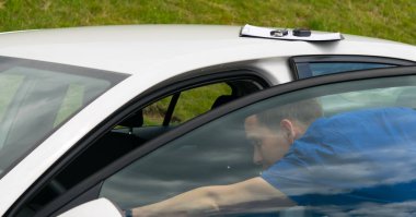 Mavi takım, bakım işçisi kapıyı açtı ve araba inceler