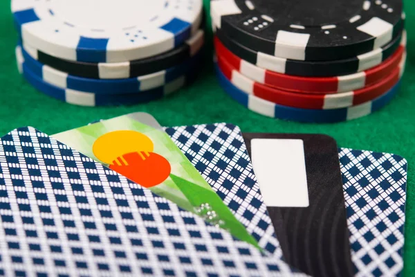 Banca Carte Gioco Sfondo Verde Con Chip Poker — Foto Stock