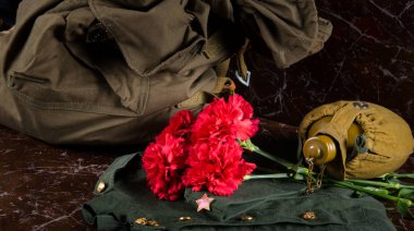 bir mermer zemin, su kavanoz ve bir çanta üzerine askeri giyim