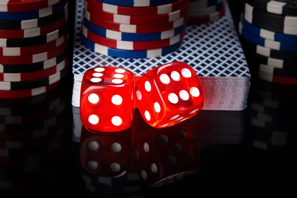 Twee Rode Dobbelstenen Een Dek Van Kaarten Poker Chips Een — Stockfoto