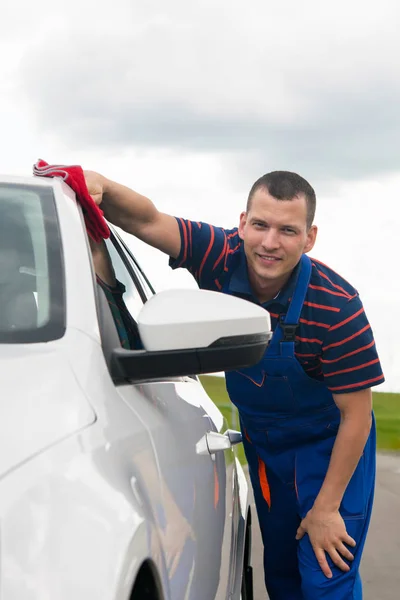 Pracovník Usmívá Maže Auto Rudým Hadrem — Stock fotografie