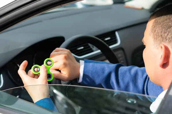 Conductor Del Coche Sienta Detrás Del Volante Sostiene Hilandero Mano — Foto de Stock