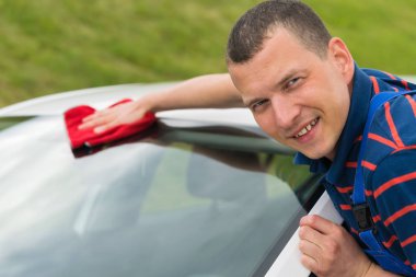 yakışıklı adam araba ile bir bez mendil