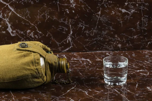 Copo Vodka Fica Lado Uma Garrafa Militar Monumento Mármore — Fotografia de Stock
