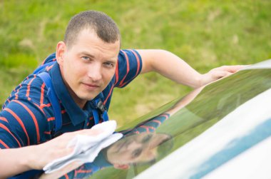 işçi, yakın çekim, otomobil cam, beyaz bir bez mendil