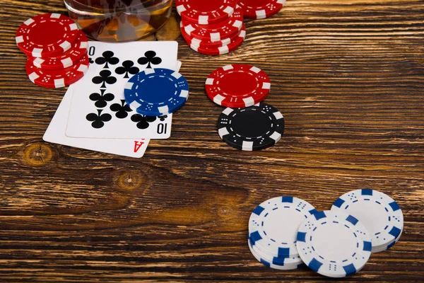 Kartları Ahşap Arka Plan Üzerinde Poker Fişleri Düzenini — Stok fotoğraf