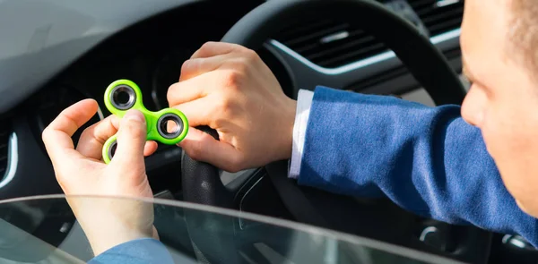 Conductor Del Coche Sostiene Hilandero Mano Para Calmar — Foto de Stock