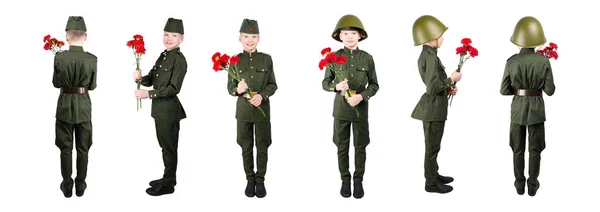 Katonai Egyenruha Ban Fiú Tart Pózol Egy Sor Piros Virágok — Stock Fotó