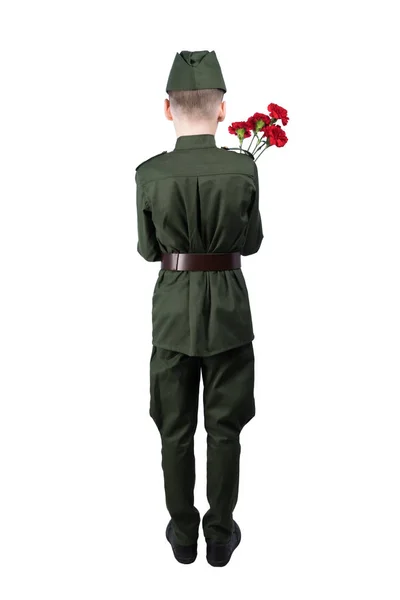 Chlapec Vojenské Uniformě Stojí Zády Otočil Drží Červené Květy Pogratulovat — Stock fotografie