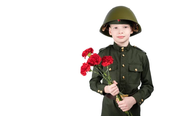 Menino Capacete Vestindo Uniforme Militar Segurando Flores Vermelhas Close Isolado — Fotografia de Stock