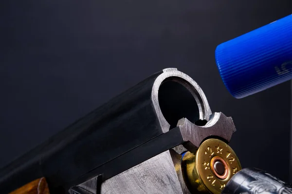 Arma Doble Cañón Sobre Fondo Negro Cargada Con Cartucho Azul — Foto de Stock