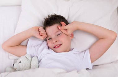 çocuk oyuncak ayı ile yatağında uyandım