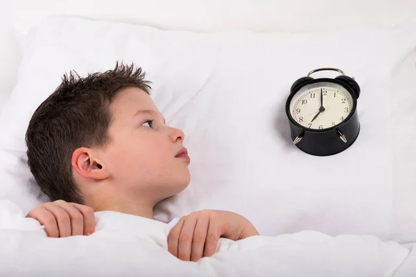 Pojken Vaknar Upp Sängen Och Tittar Stora Klockan — Stockfoto