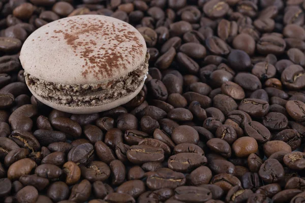 Schokolade Runde Kekse Auf Einem Hintergrund Aus Kaffeebohnen — Stockfoto