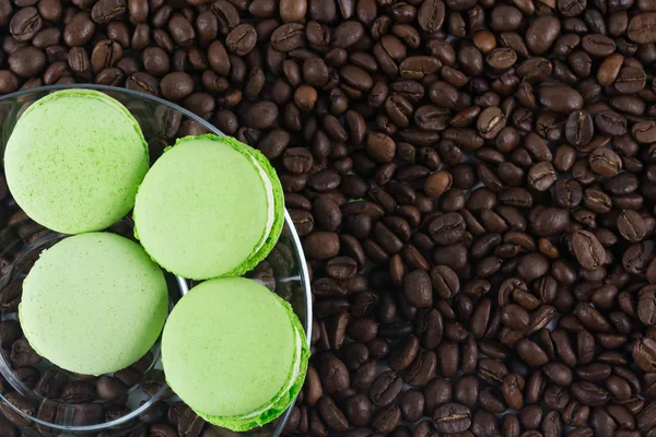 Minze Runde Kekse Auf Einem Hintergrund Von Kaffeebohnen — Stockfoto